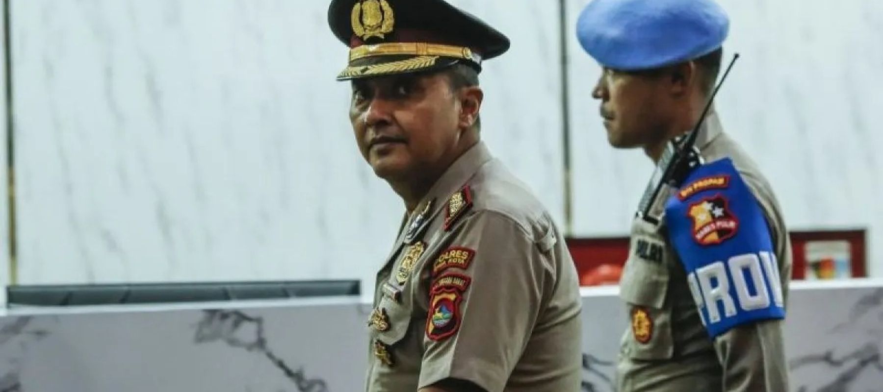 Mantan Kapolres Bima Kota AKBP Didik Putra Kuncoro (kiri) berjalan keluar dari ruang sidang usai mengikuti Sidang Komisi Kode Etik Polri (KKEP) terkait kasus pemilikan narkoba di Gedung Transnational Crime Center (TNCC) Mabes Polri, Jakarta, Kamis, 1