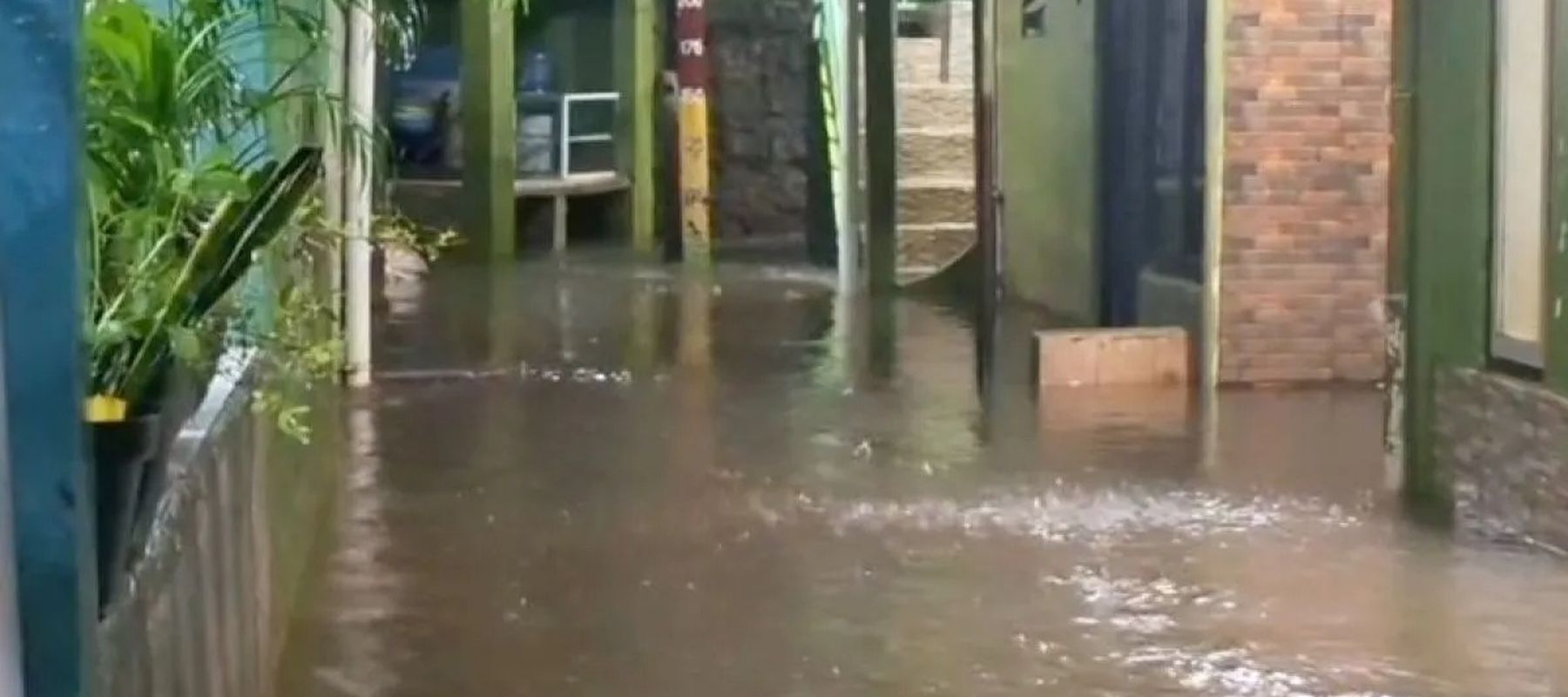 Banjir merendam permukiman warga di Kebon Pala, Jakarta Timur, Jumat, 20 Februari 2026, sejak pukul 02.00 WIB. (ANTARA/Siti Nurhaliza).