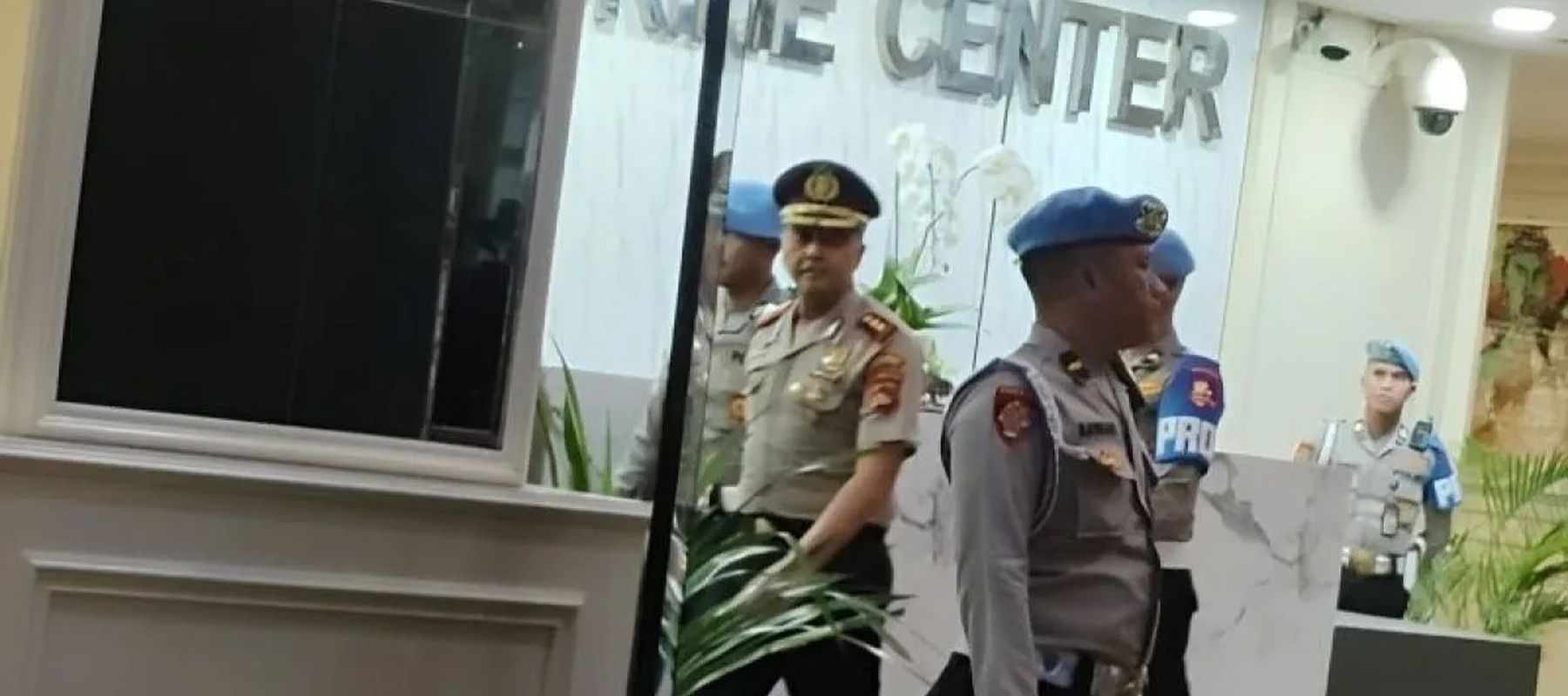 Eks Kapolres Bima Kota, AKBP Didik Putra Kuncoro (tengah), digiring petugas keluar dari ruang sidang KKEP di Gedung TNCC Mabes Polri, Jakarta, Kamis, 19 Februari 2026. ANTARA/Nadia Putri Rahmani