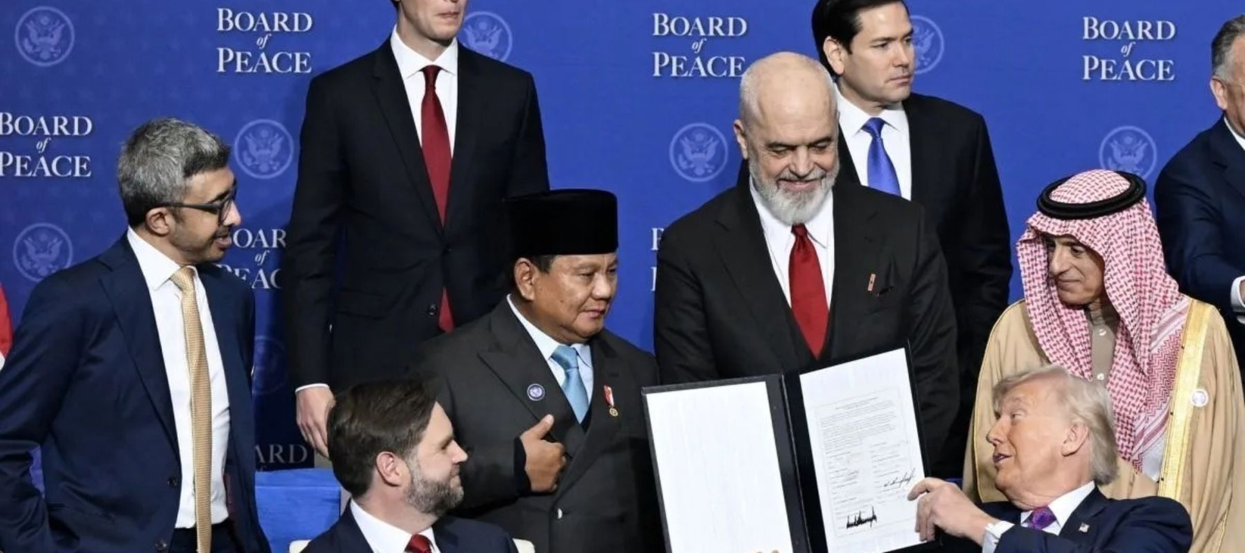 Presiden Prabowo Subianto (keempat kiri) berbincang dengan Presiden Amerika Serikat Donald Trump (ketiga kanan) saat KTT Dewan Perdamaian (BoP) di Donald J. Trump US Institute of Peace, Washington DC, Amerika Serikat, Kamis, 19 Februari 2026. Pada KT