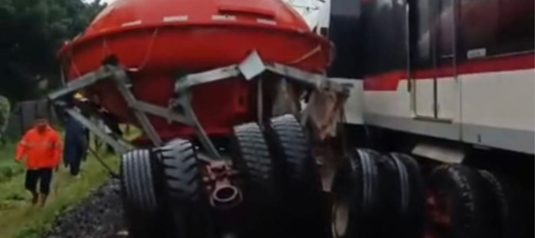 KA Bandara Tabrak Truk