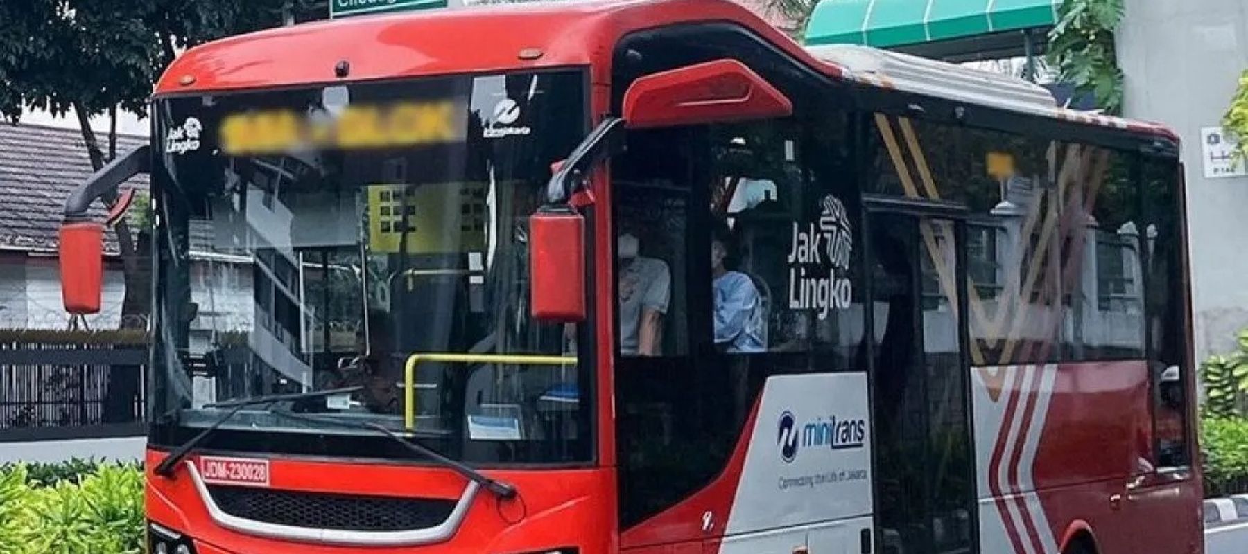 Ilustrasi - Bus Transjakarta. PT Transportasi Jakarta (Transjakarta) mengalihkan sementara rute 1M (Blok M-Meruya) imbas banjir di sejumlah titik di wilayah Jakarta, Jumat, 20 Februari 2026. ANTARA/Instagram/@infotije/am.