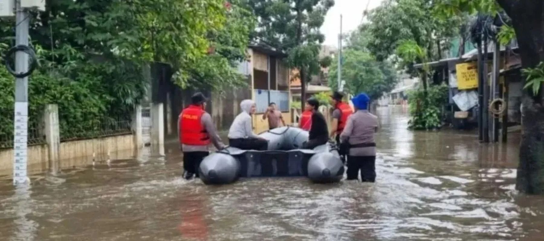 Arsip foto - Suasana banjir di kawasan Jalan Pondok Karya, Komplek RW 04, Pela Mampang, Jakarta Selatan, Rabu, 4 Februari 2026. ANTARA/Luthfia Miranda Putri.