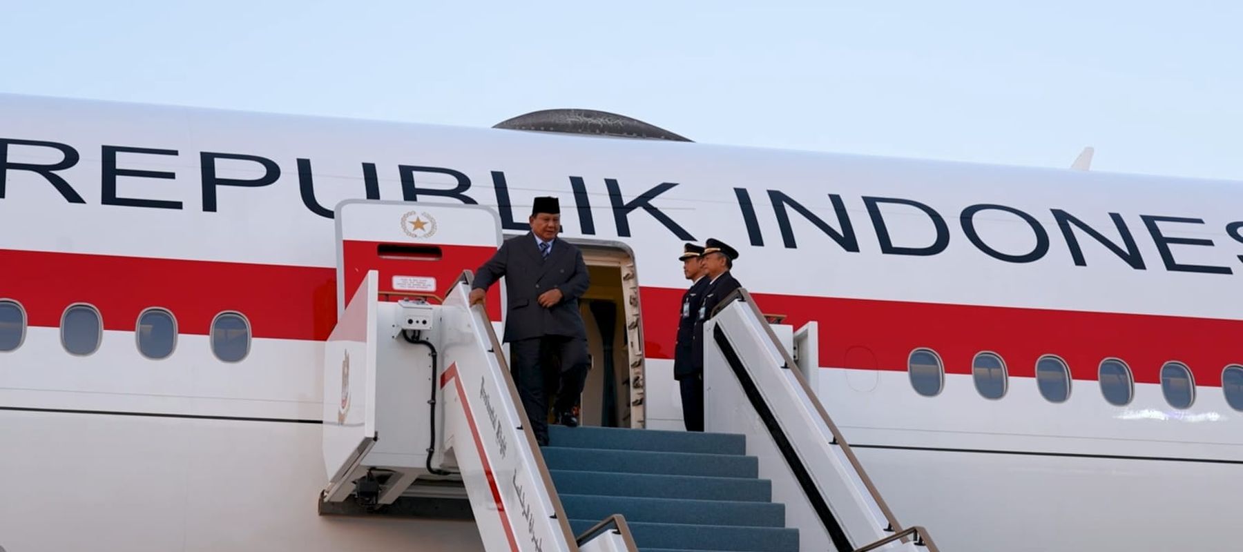 Presiden Prabowo Subianto tiba di Abu Dhabi, Rabu (25/2), untuk bertemu Presiden PEA Sheikh Mohammed bin Zayed Al Nahyan (MBZ) dalam rangka memperkuat kemitraan strategis Indonesia&ndash;PEA.
