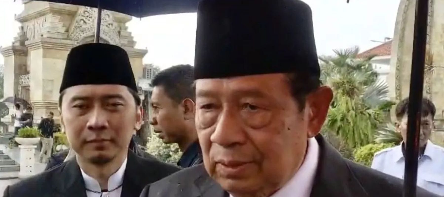 Presiden Ke-6 Susilo Bambang Yudhoyono (kanan) menjawab pertanyaan wartawan mengenai sosok almarhum Wapres Ke-6 Try Sutrisno saat ditemui di Taman Makam Pahlawan Nasional Utama (TMP) Kalibata, Jakarta, Senin, 2 Maret 2026. ANTARA/HO-Dokumentasi Priba