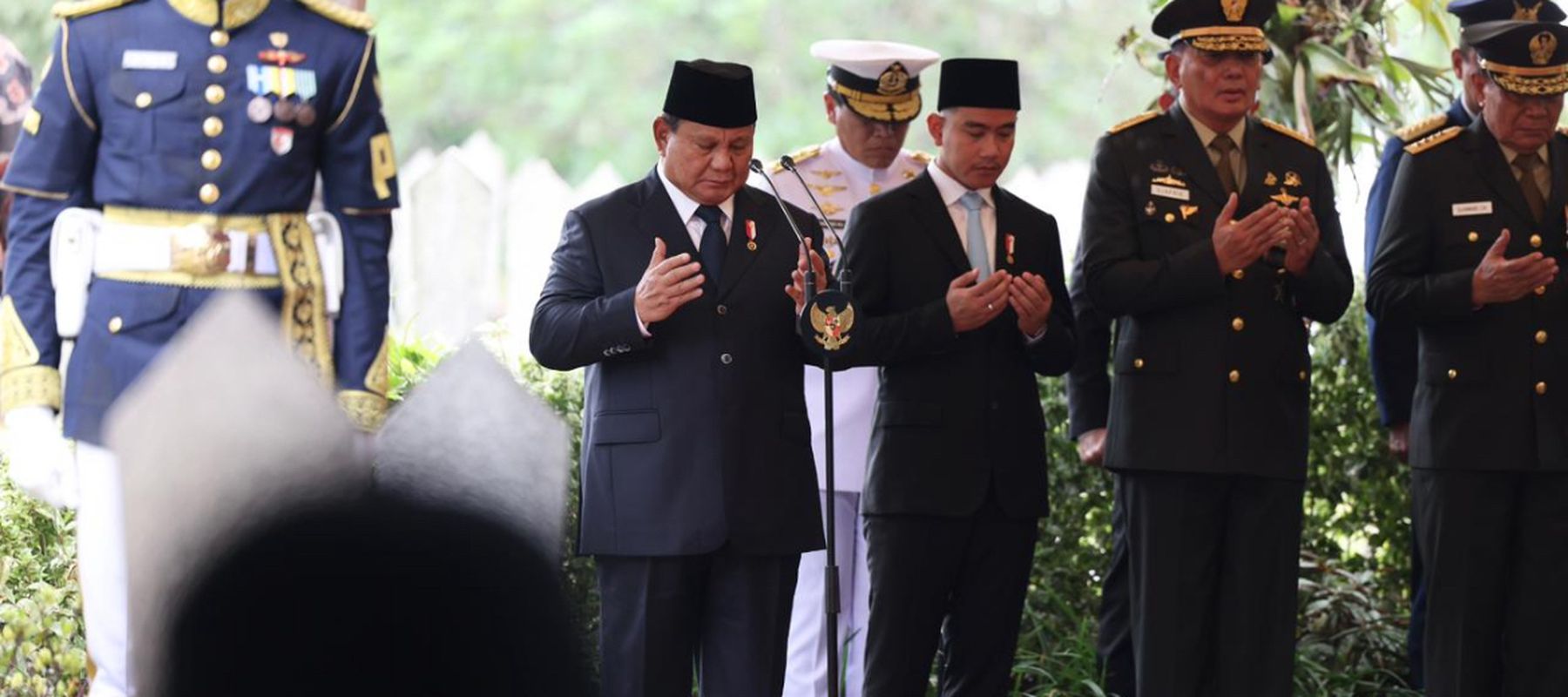 Momen Prabowo Jadi Inspektur Upacara, Pimpin Prosesi Pemakaman Almarhum Try Sutrisno dengan Khidmat