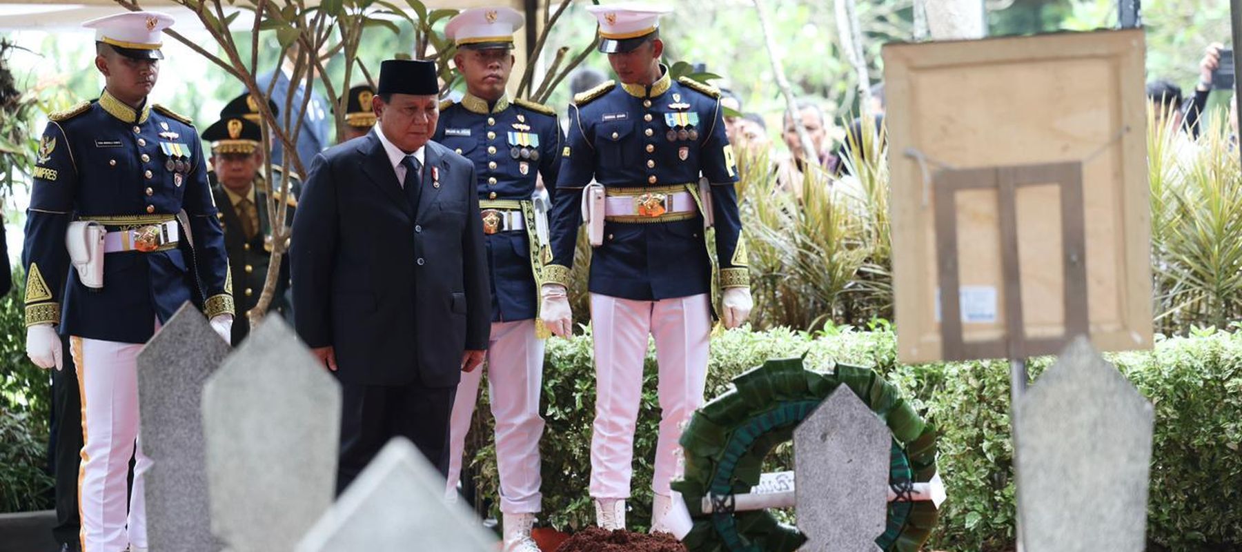 Presiden Prabowo pimpin pemakaman Wapres ke-6 RI Try Sutrisno di TMP Kalibata