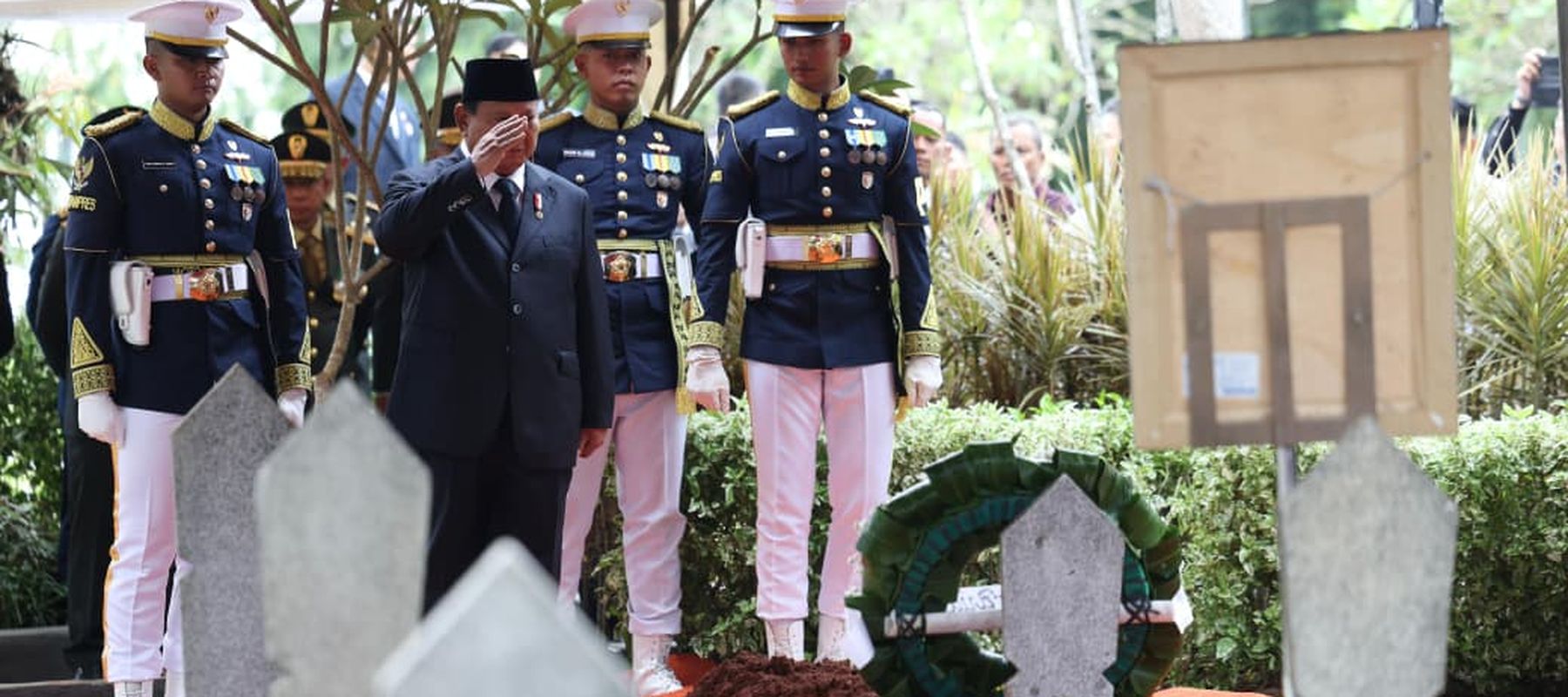 Presiden Prabowo pimpin pemakaman Wapres ke-6 RI Try Sutrisno di TMP Kalibata