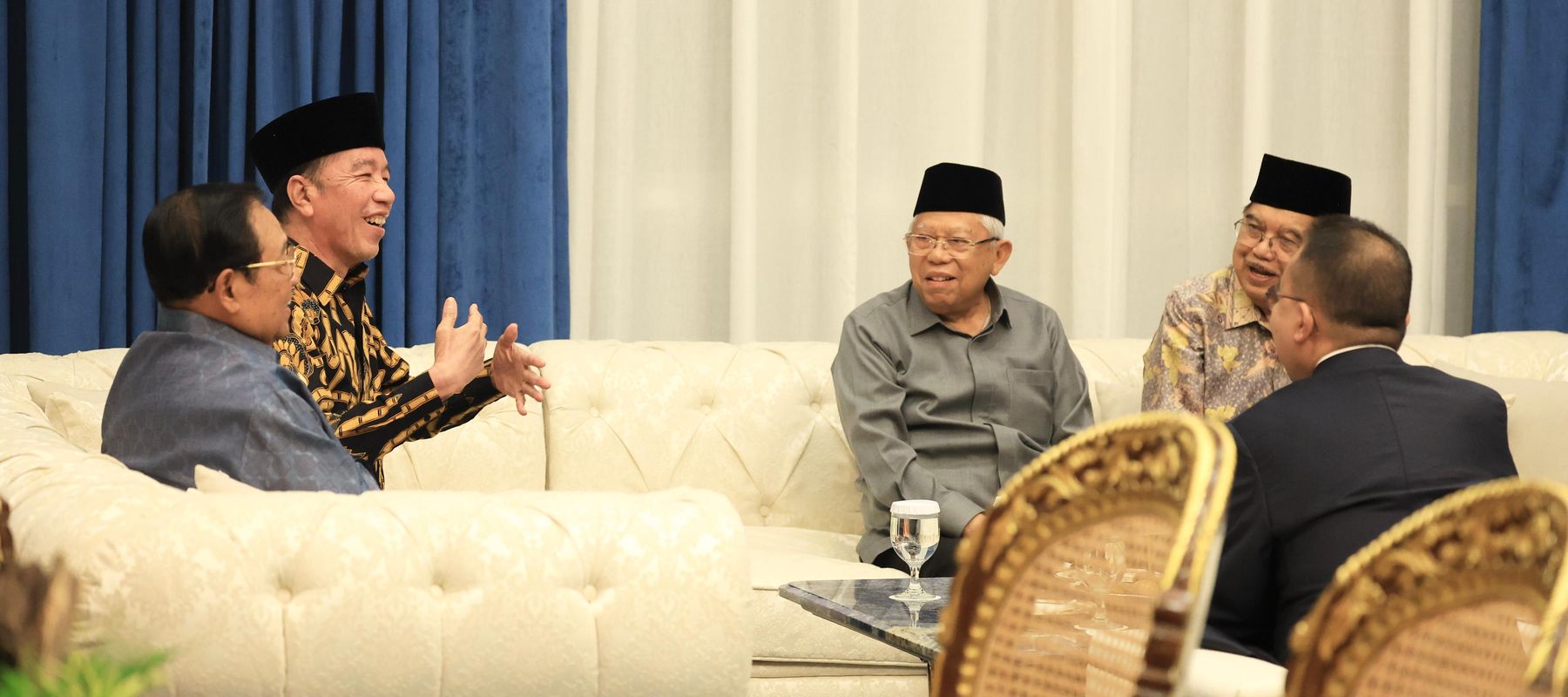 Presiden ke -6 SBY, Presiden ke-7 Jokowi, Wapres ke-13 Maruf Amin, Wapres ke- 10 dan 12 JK, Wakil Ketua DPR RI Sufmi Dasco di Istana Negara