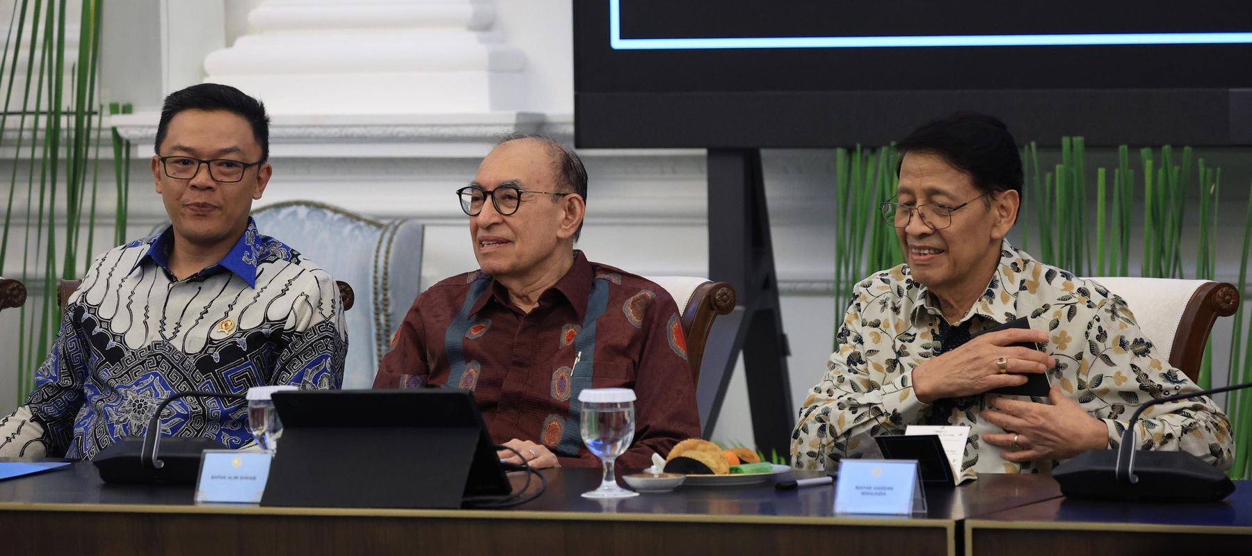 Menlu Sugiono bersama eks Menlu