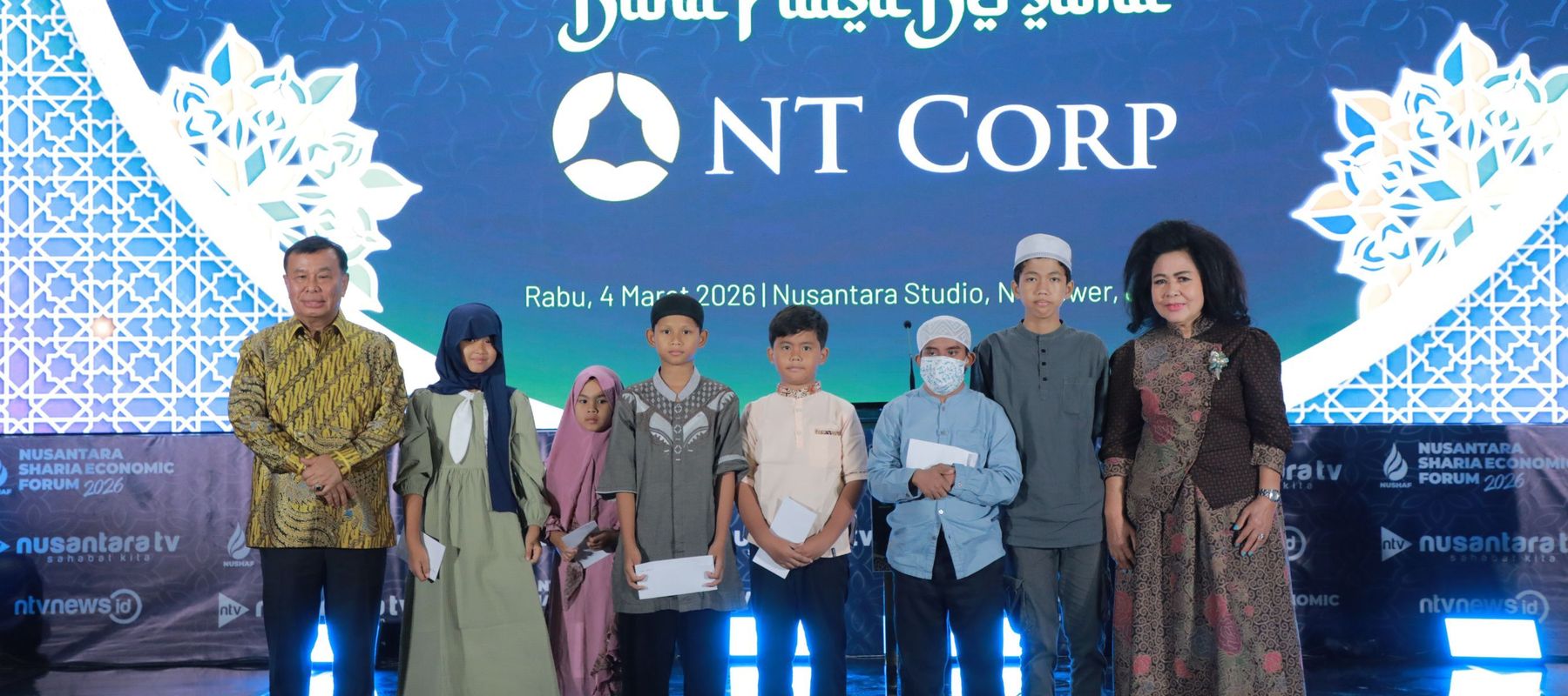 Presiden Komisaris NT Corp Nurdin Tampubolon beserta Ibu Lince Berliana memberikan santunan anak yatim di acara buka puasa bersama karyawan NT Corp