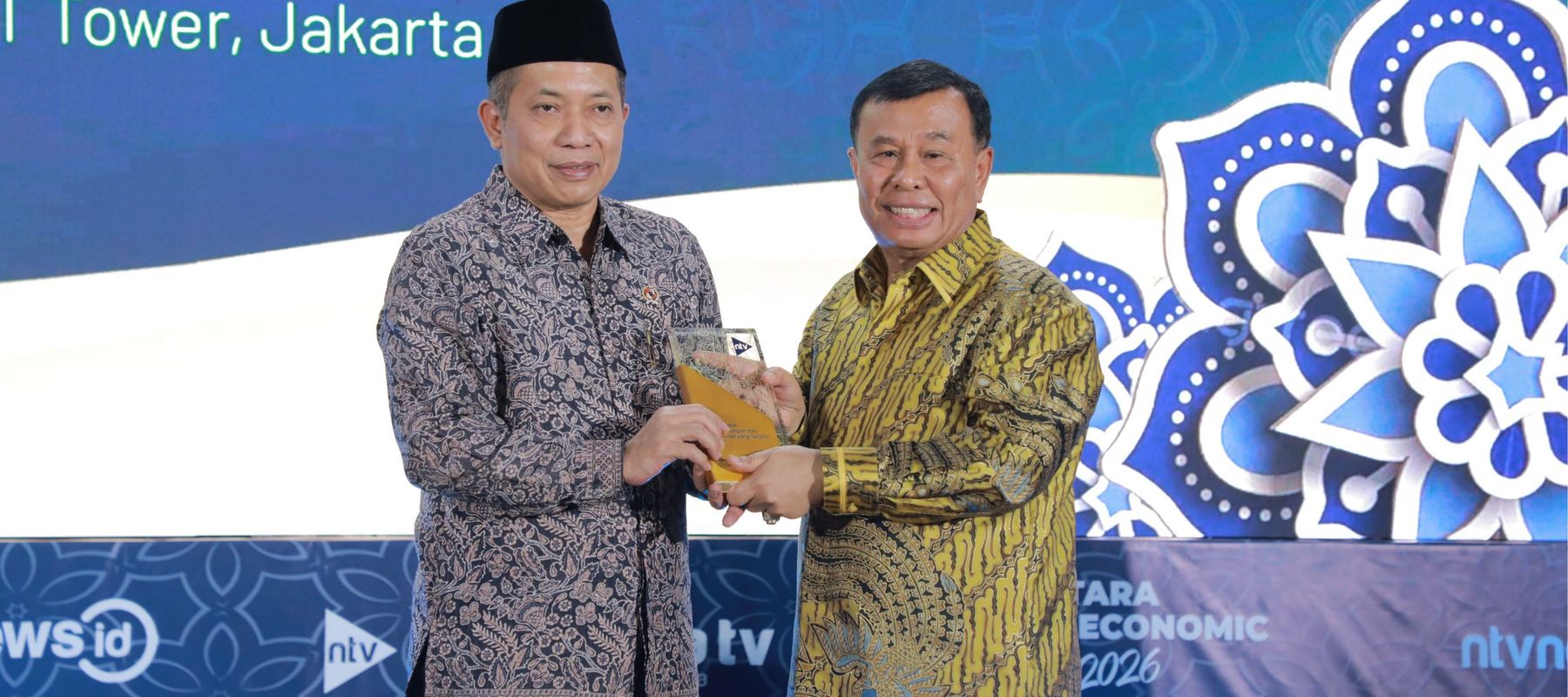 residen Komisaris NT Corp Nurdin Tampubolon memberikan plakat kepada Menteri Koperasi Ferry Juliantono di acara Nushaf 2026