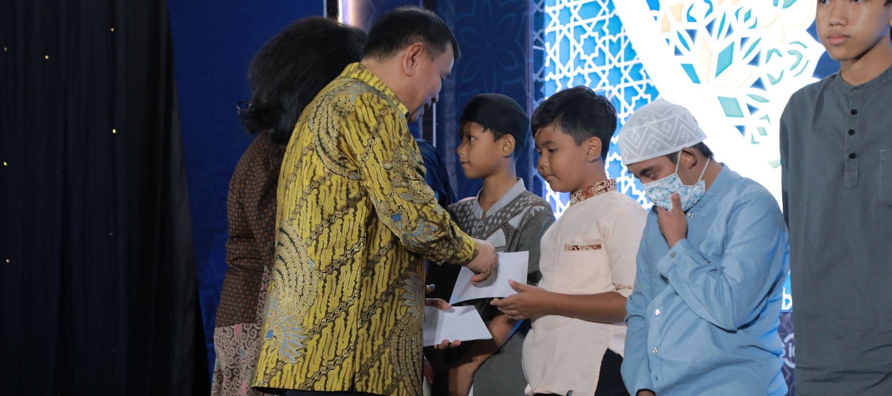 Presiden Komisaris NT Corp Nurdin Tampubolon saat memberikan  santunan kepada anak yatim di acara Buka puasa bersama karyawan