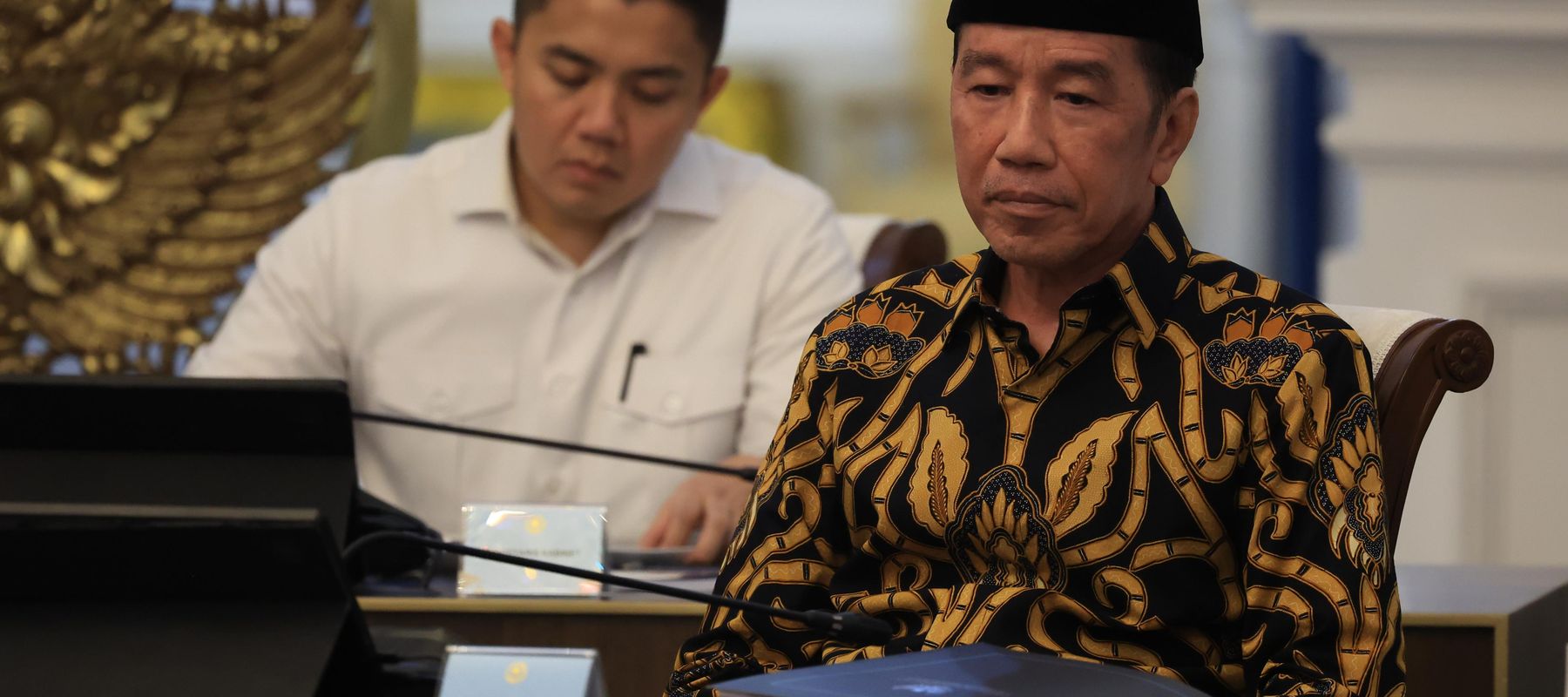 Presiden ke-7 Jokowi dan Seskab Teddy