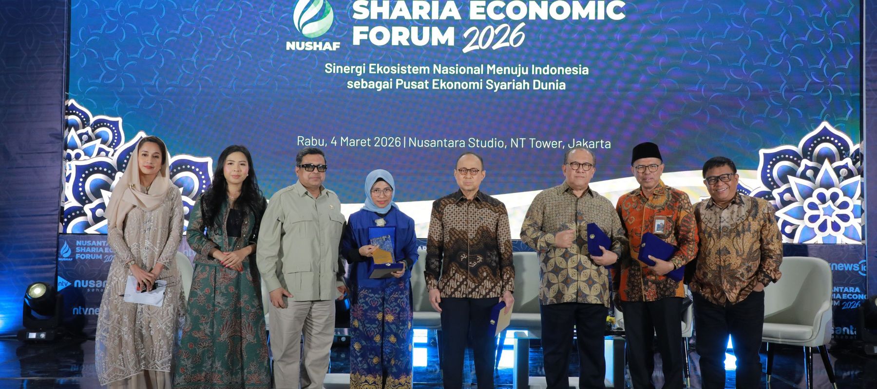 Pemberian Plakat kepada narasumber di sesi satu diskusi di Nushaf 2026