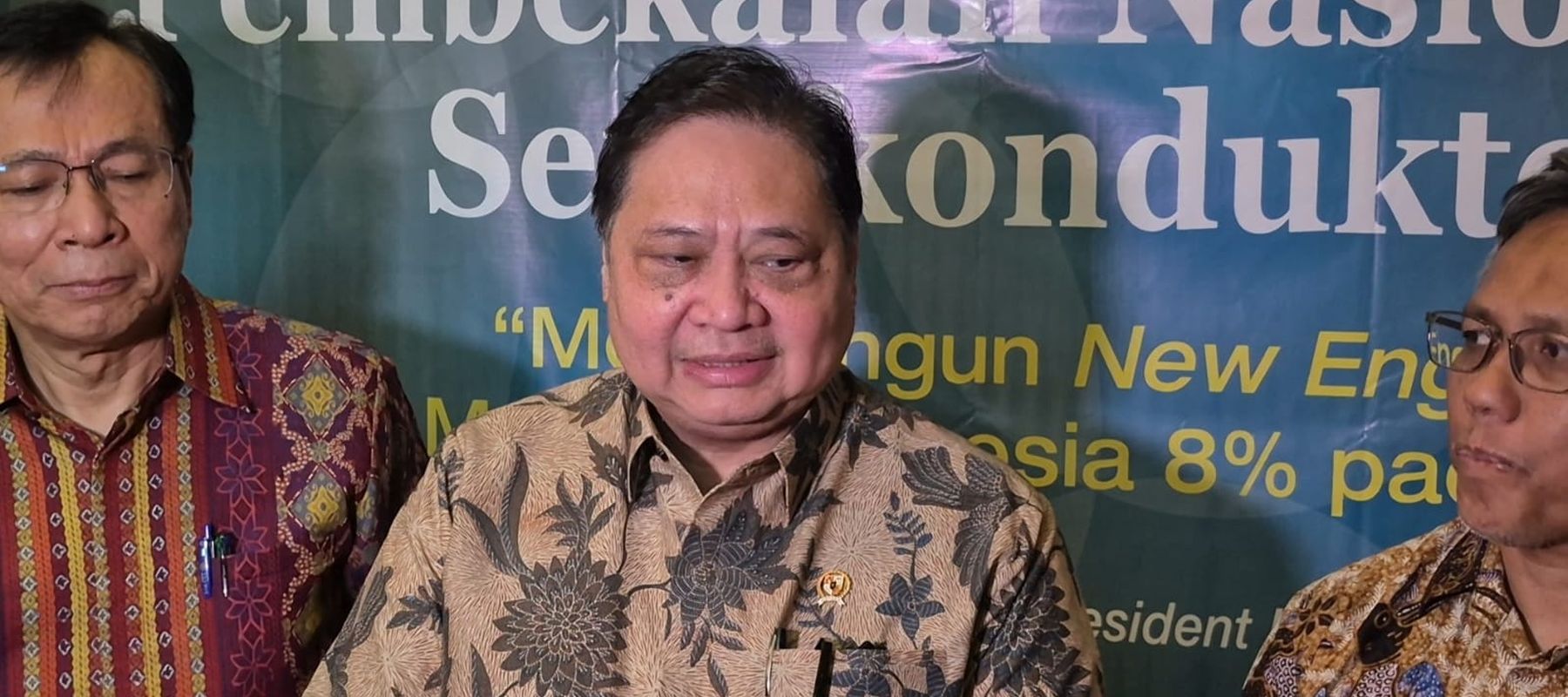 Menteri Koordinator Bidang Perekonomian Airlangga Hartarto merespons sorotan Lembaga pemeringkat Fitch Ratings terhadap sovereign wealth fund Danantara dalam laporan terbaru yang menurunkan outlook peringkat utang Indonesia menjadi negatif.
