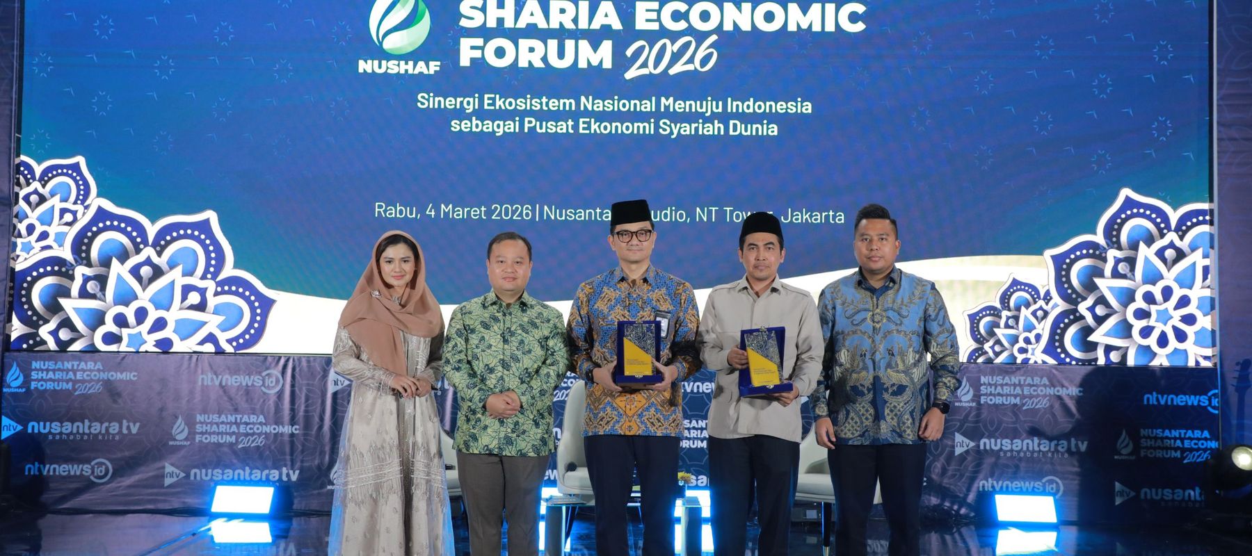 Direktur NT Corp Dimpos Tampubolon dan Tommy Tampubolon memberikan plakat kepada Kepala BPKH  dan Dirjen Pengembangan Ekosistem Ekonomi Haji 
dan Umrah diacara Nushaf 2026