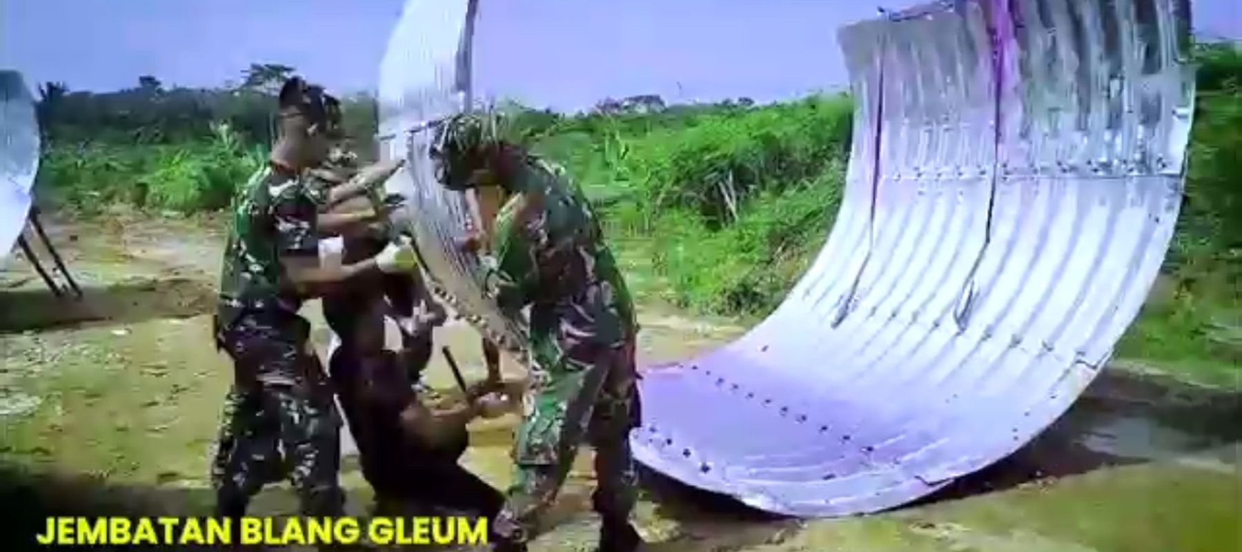 Prabowo Subianto Resmikan Jembatan Bailey dan Jembatan Armco 