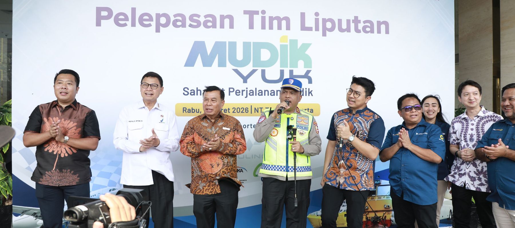 Kakorlantas Polri Irjen Agus Agus Suryo Nugroho saat menyanyikan lagu "Mudik Tertib, Ojo Kesusu" usai melepas tim mudik Nusantara TV
