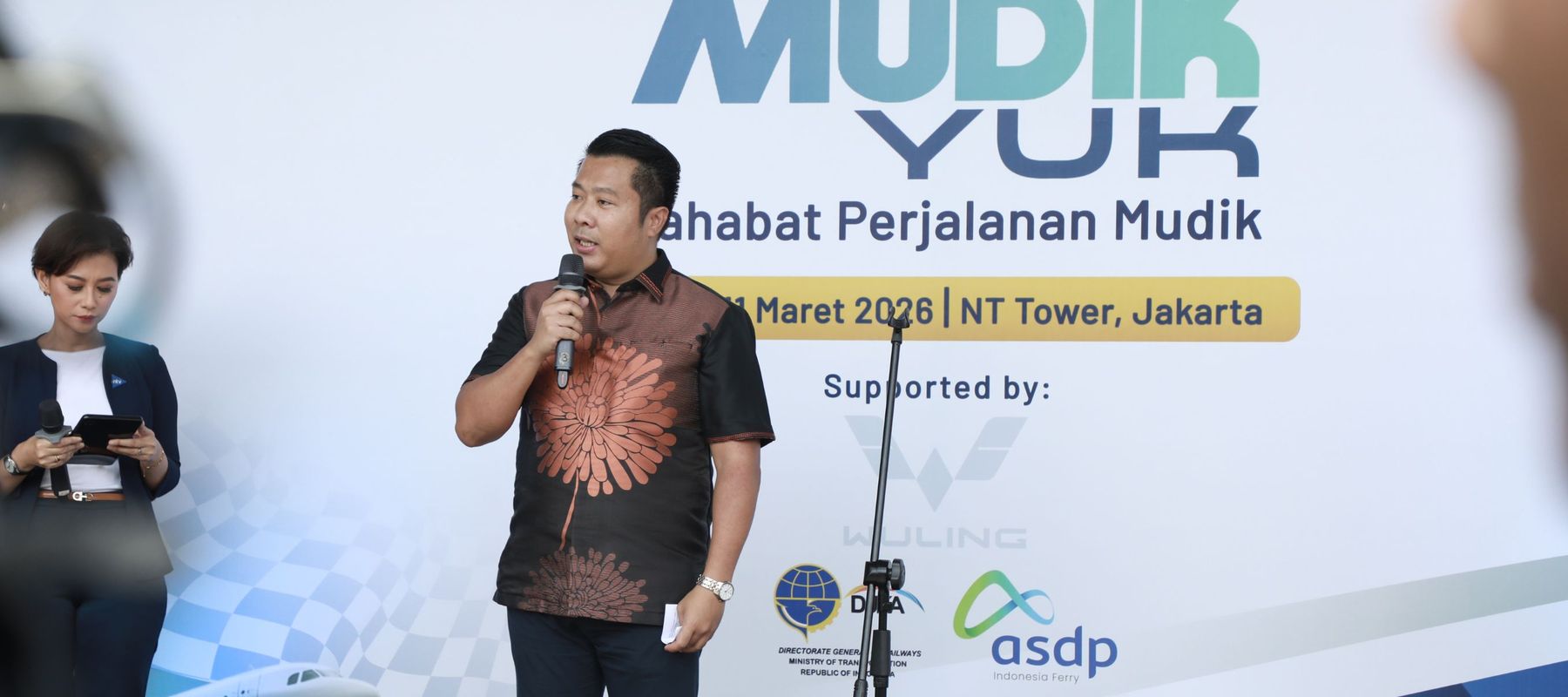 Direktur Utama NTV, Randy Tampubolon saat melepas tim mudik Nusantara TV