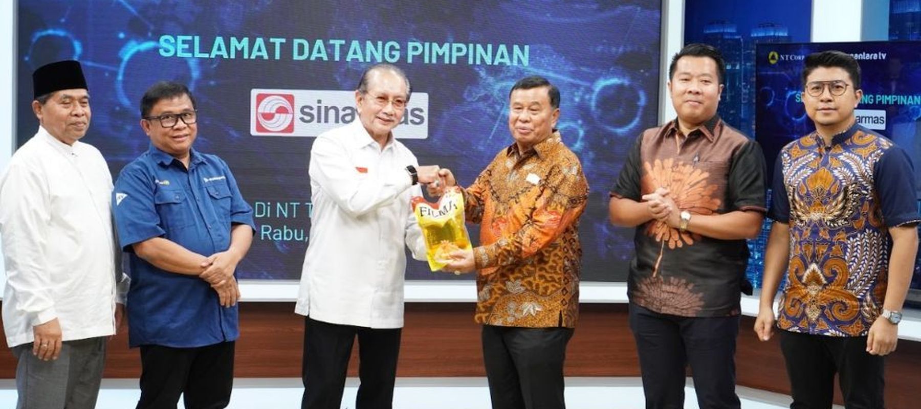 Penyerahan secara simbolis minyak goreng Filma dari Ketua Yayasan Muslim Sinar Mas, Yan Partawidjaja kepada Presiden Komisaris NT Corp, Nurdin Tampubolon. (Foto: Toga Ibnu Pratama/Adiantoro/NTV)