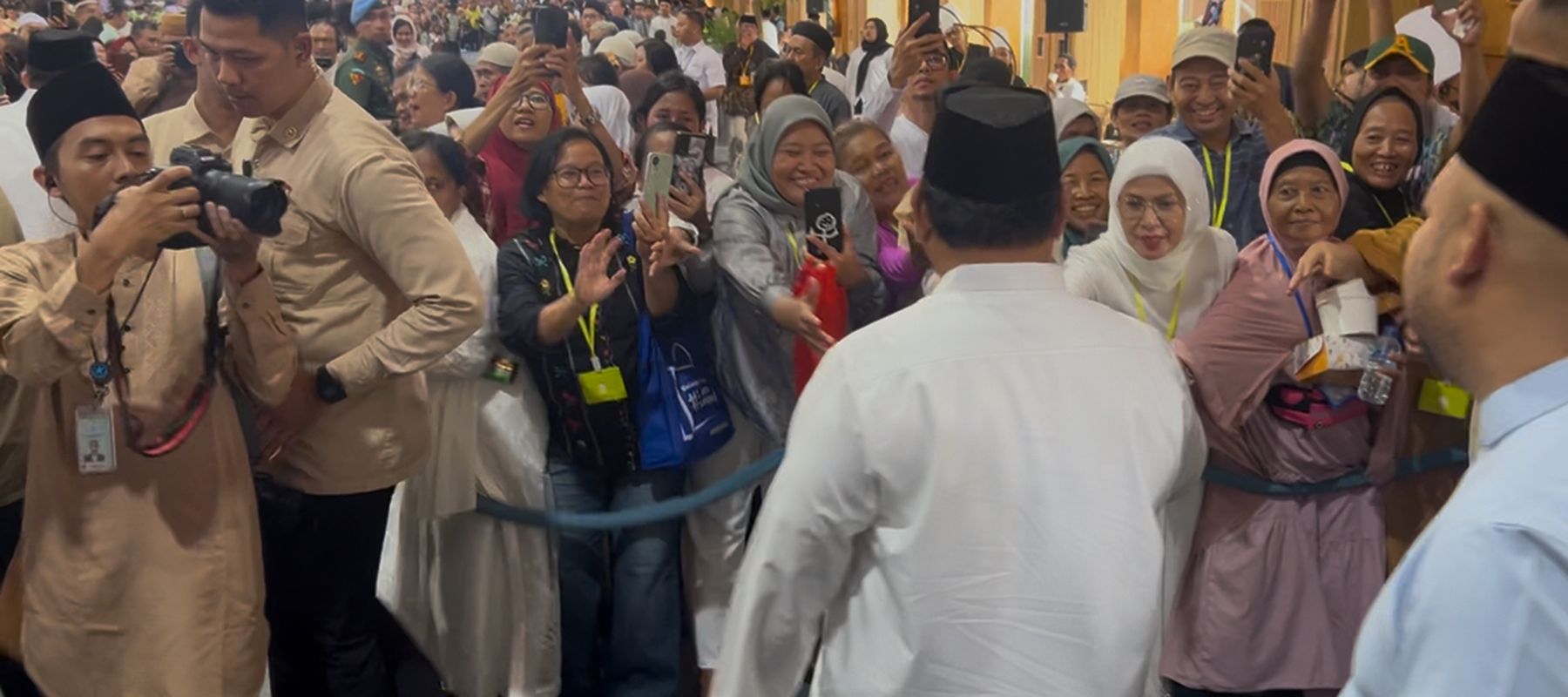 Prabowo Subianto menunjukkan kedekatan dengan masyarakat saat menggelar open house Idulfitri 1447 Hijriah di Kompleks Istana Kepresidenan, Jakarta, Sabtu, 21 Maret 2026
