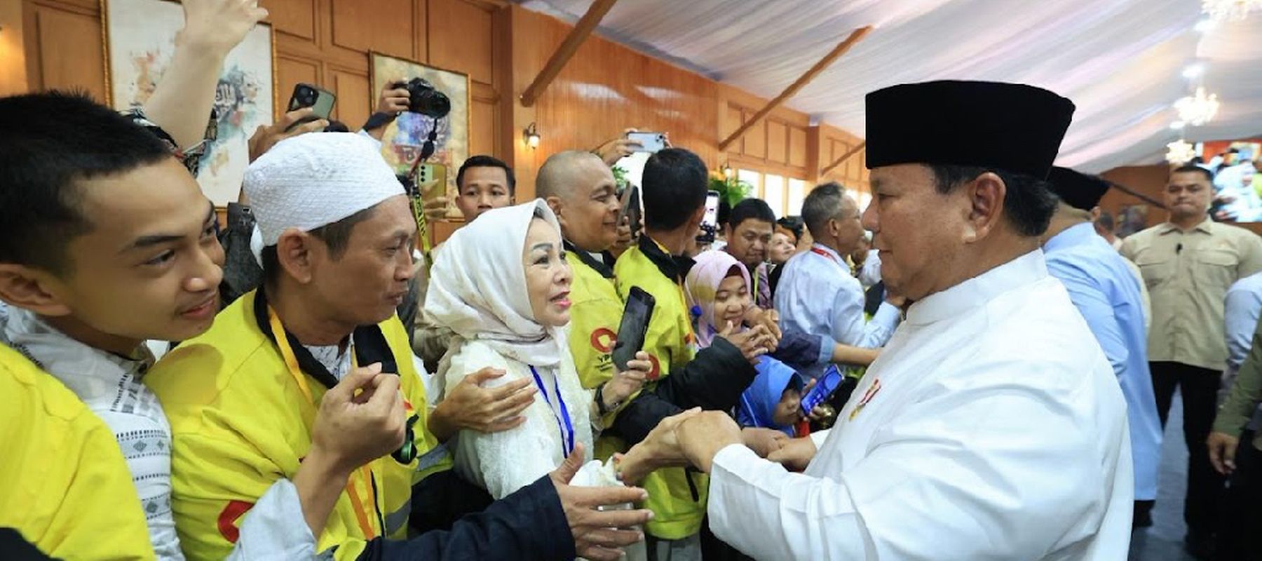 Bantuan paket sembako dari Presiden RI Prabowo Subianto pada momentum open house Lebaran di Istana Negara, Jakarta, disambut antusias warga, tak terkecuali para driver ojek online (ojol)