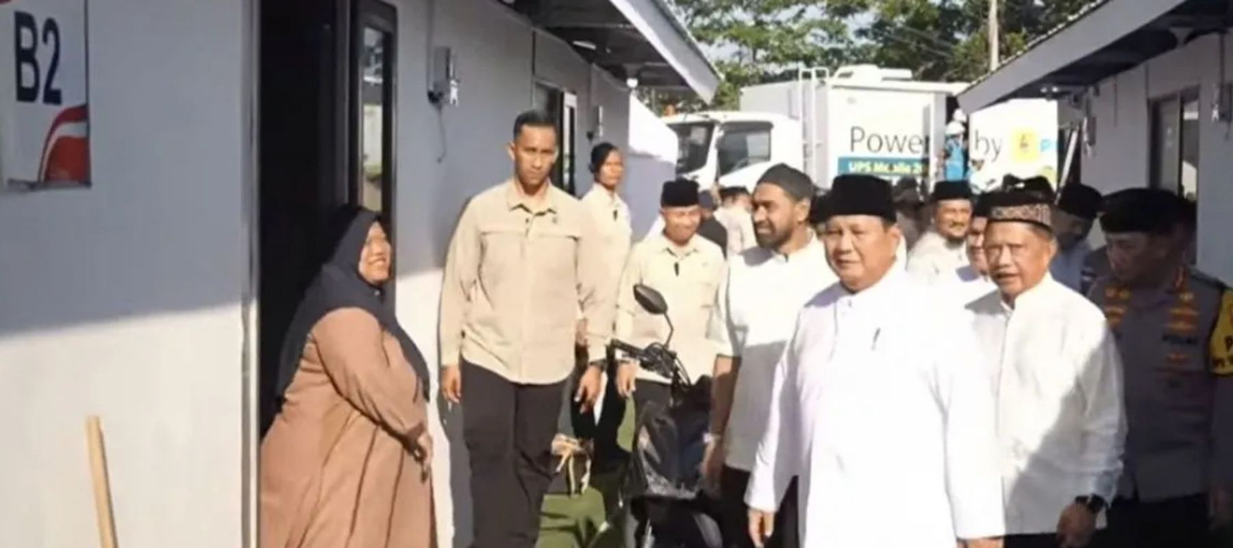 Prabowo Subianto meninjau hunian sementara (huntara) yang dibangun pemerintah untuk korban bencana di Kabupaten Aceh Tamiang