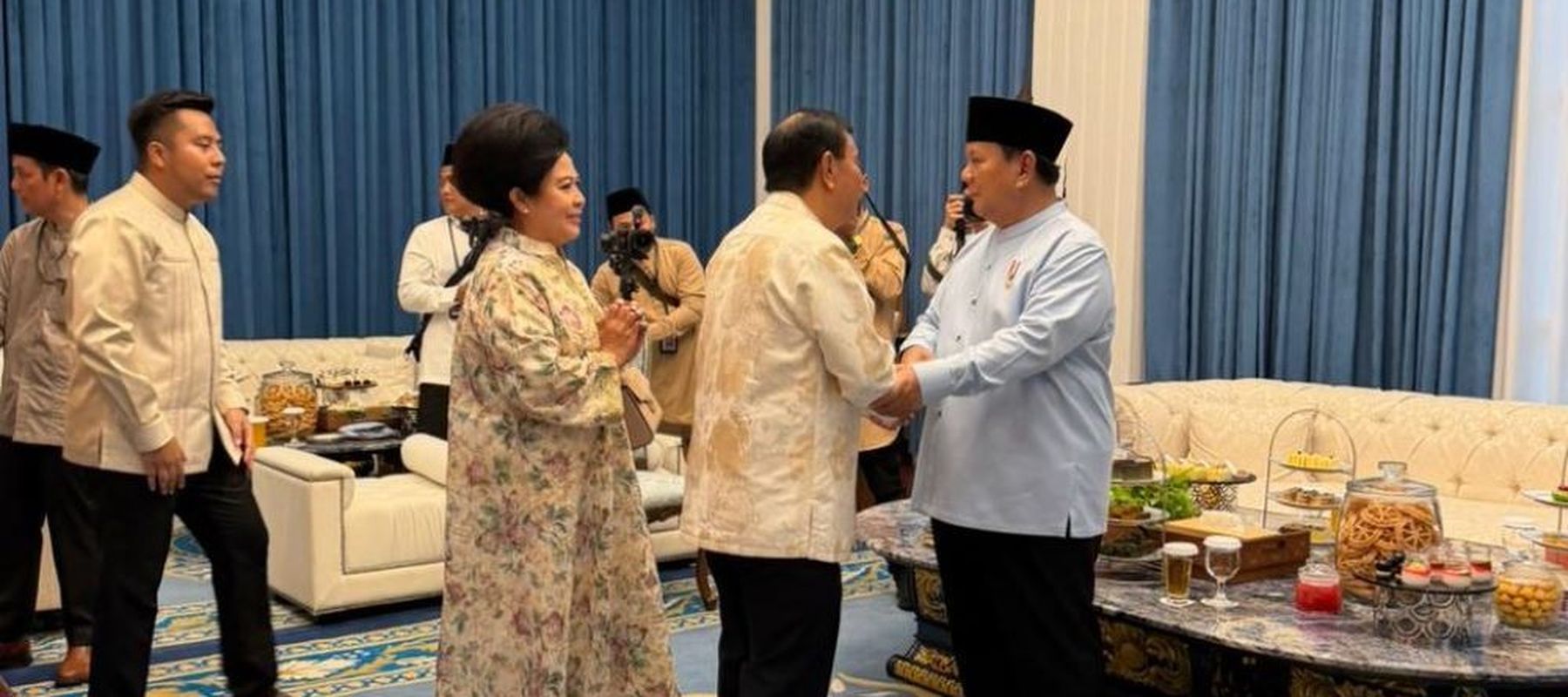 Presiden Komisaris NT Corp Nurdin Tampubolon beserta istri Lince Berliana Tobing dan jajaran Direksi Dimpos Tampubolon, Randy Tampubolon dan Tommy Tampubolon menyalami Presiden Prabowo Subianto saat Open House Lebaran di Istana