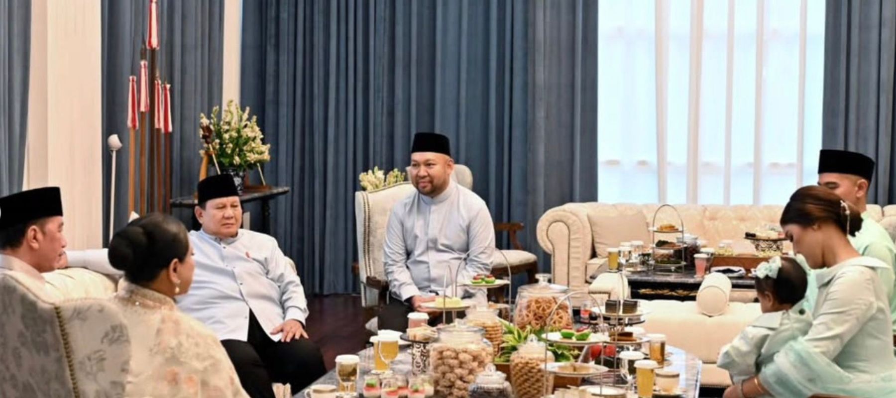 Presiden ke-7 Jokowi bersama Iriana, Kaesang, Erina hadiri Griya Istana saat Idul Fitri 