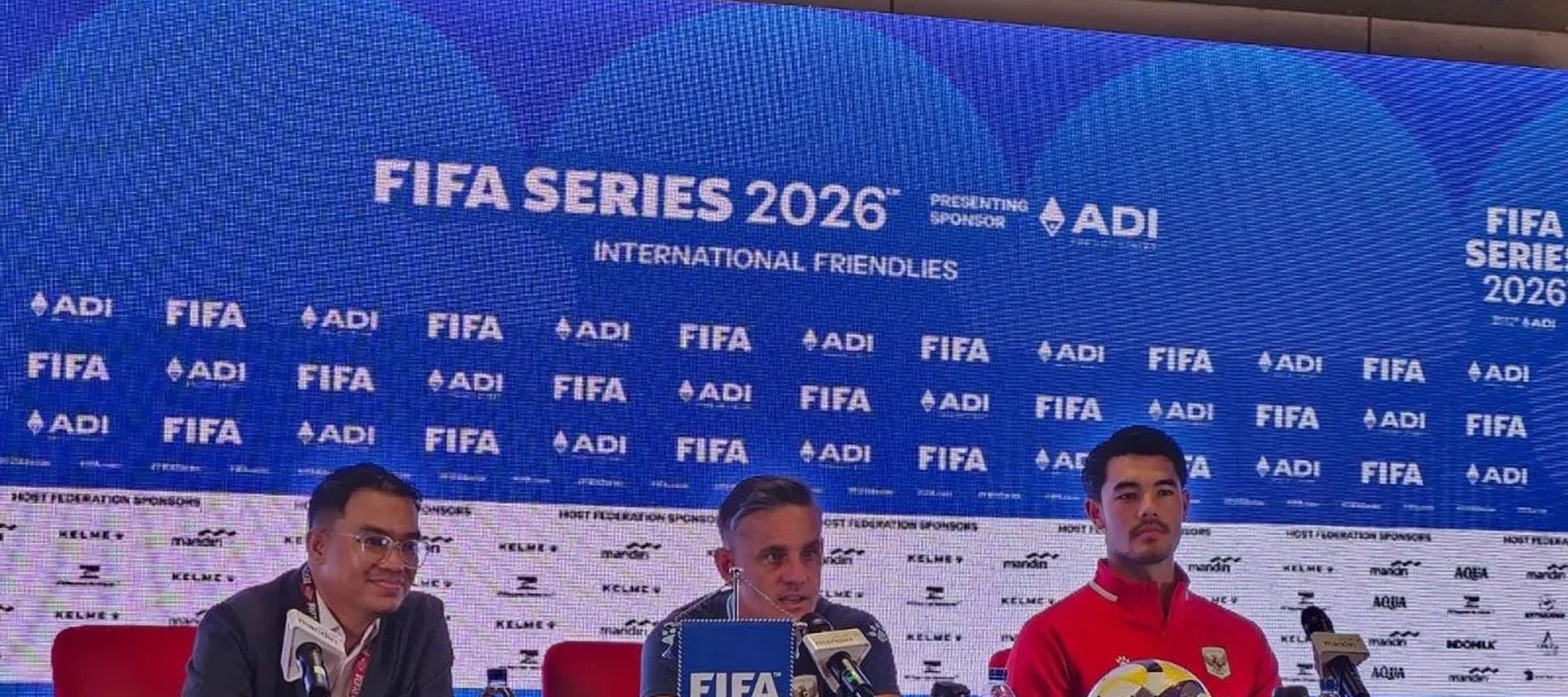 Pelatih timnas Indonesia John Herdman (tengah) dan pemain timnas Indonesia Elkan Baggott (kanan) menghadiri jumpa pers menjelang pertandingan FIFA Series melawan St Kitts and Nevis di Stadion Utama Gelora Bung Karno, Jakarta, Kamis (26/3/2026). ANTAR