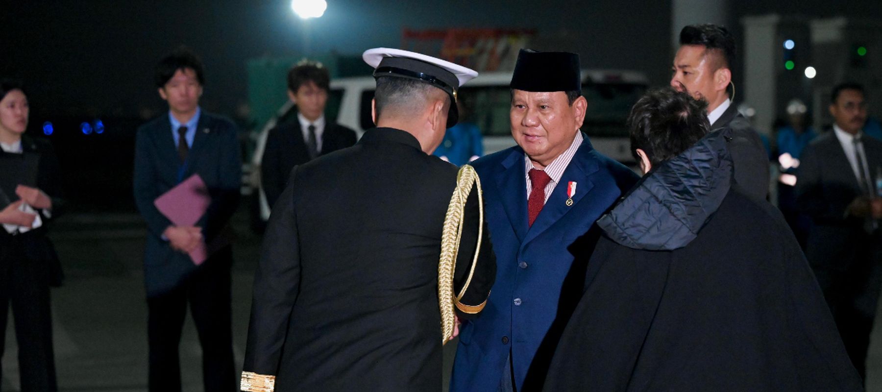 Prabowo Subianto tiba di Bandar Udara Haneda, Tokyo, Jepang untuk melakukan kunjungan resmi perdananya sebagai Presiden Republik Indonesia