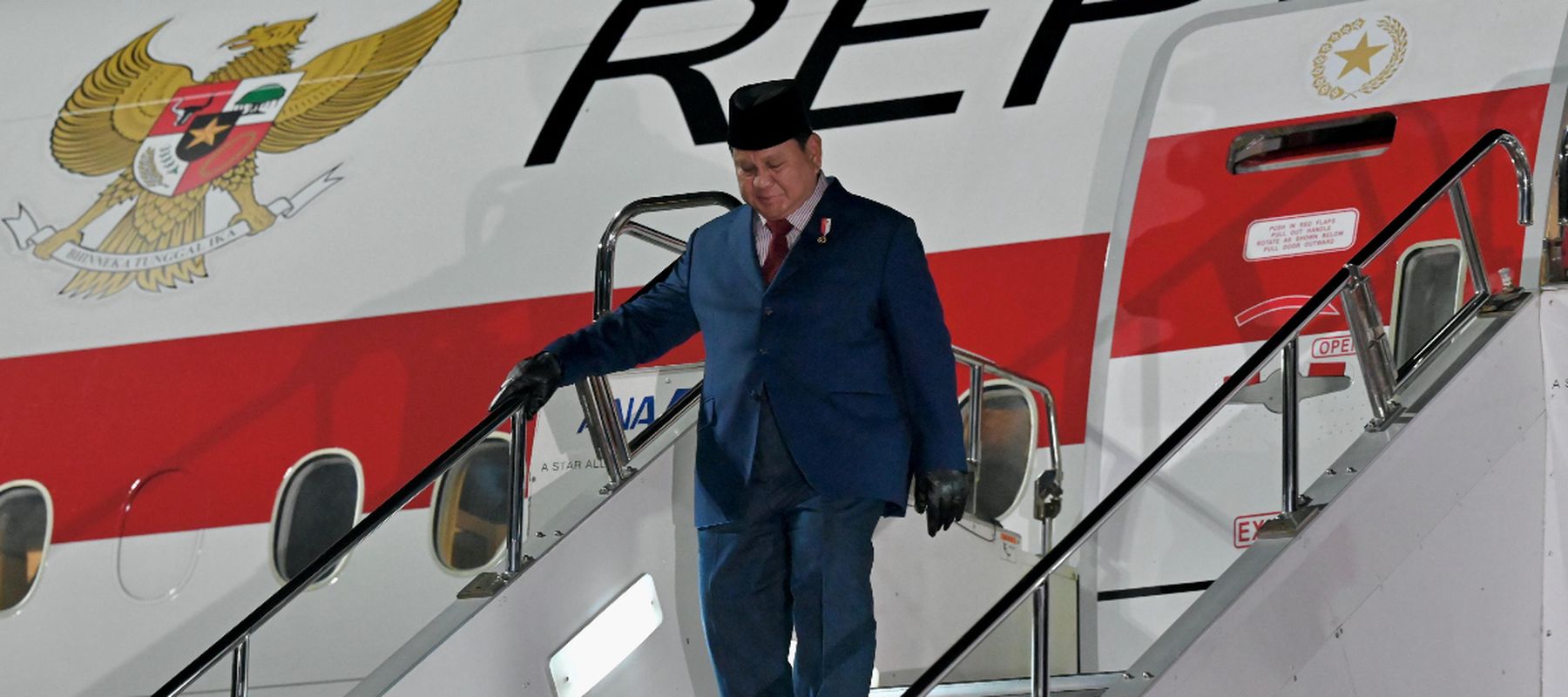 Prabowo Subianto tiba di Bandar Udara Haneda, Tokyo, Jepang untuk melakukan kunjungan resmi perdananya sebagai Presiden Republik Indonesia