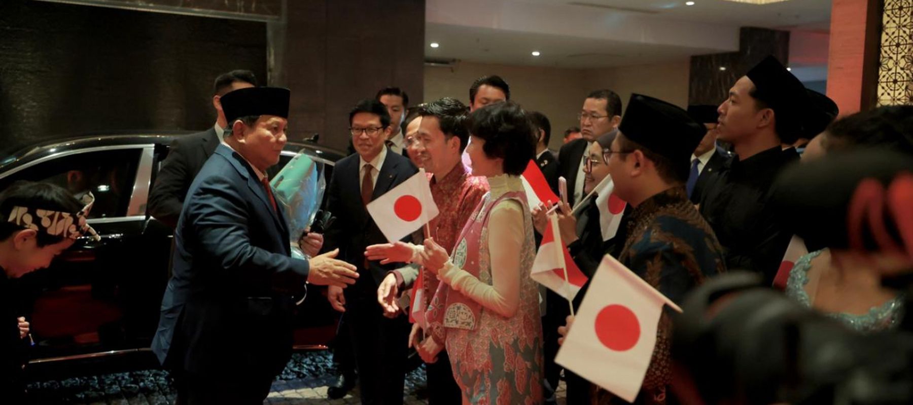 Prabowo Subianto tiba di Bandar Udara Haneda, Tokyo, Jepang untuk melakukan kunjungan resmi perdananya sebagai Presiden Republik Indonesia