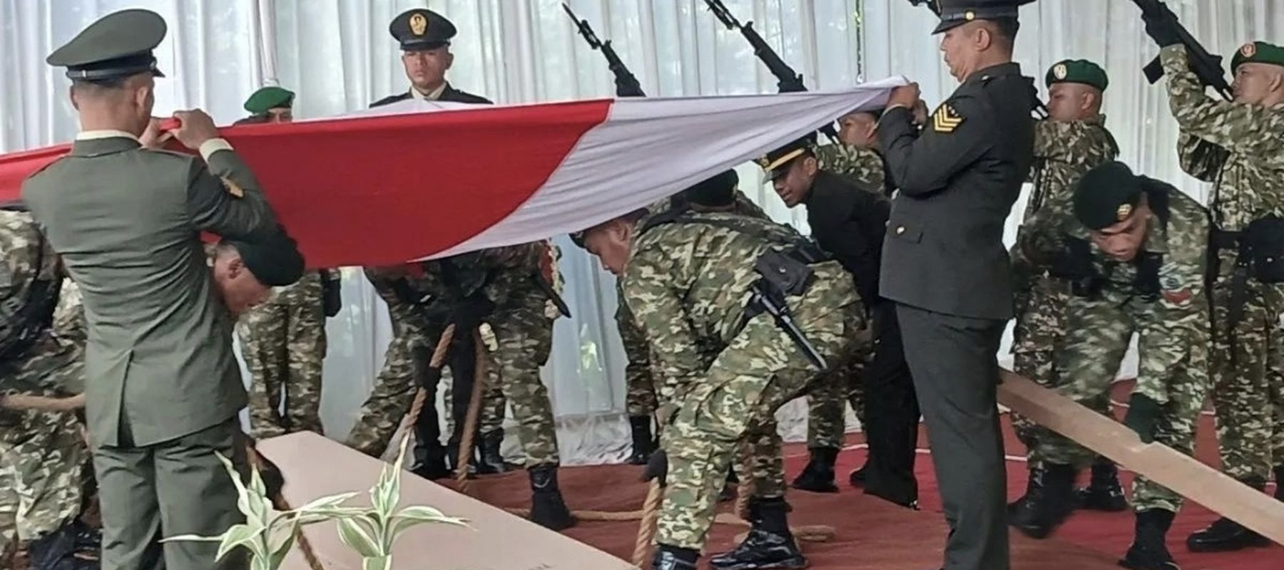 Seorang prajurit TNI Sersan Kepala (Anumerta) Muhammad Nur Ichwan dimakamkan di Taman Makam Pahlawan Giri Dharmoloyo, Kota Magelang, Jawa Tengah, Minggu (5/4/2026). ANTARA/Heru Suyitno