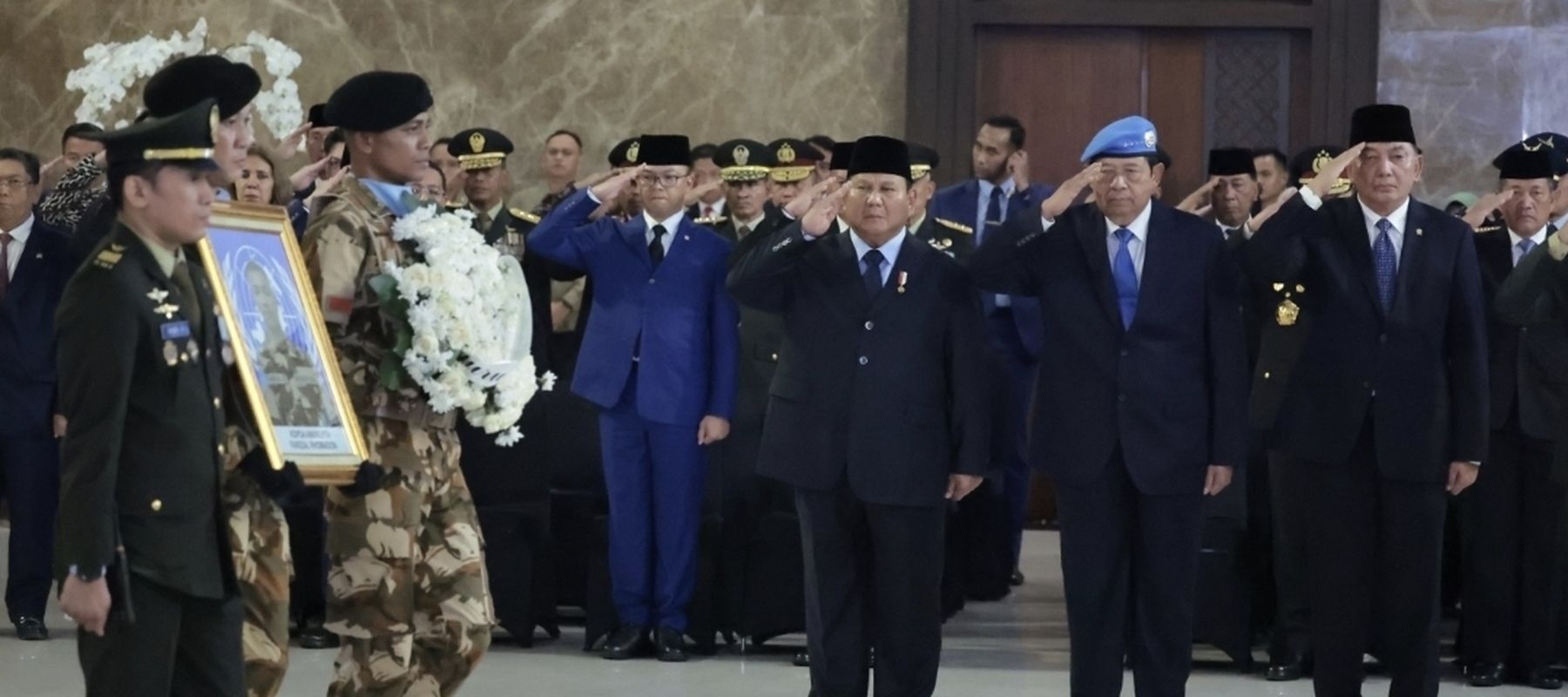 Kehadiran Presiden Republik Indonesia Prabowo Subianto menjadi sorotan saat menyambut tiga prajurit TNI yang gugur dalam misi perdamaian dunia di Lebanon.