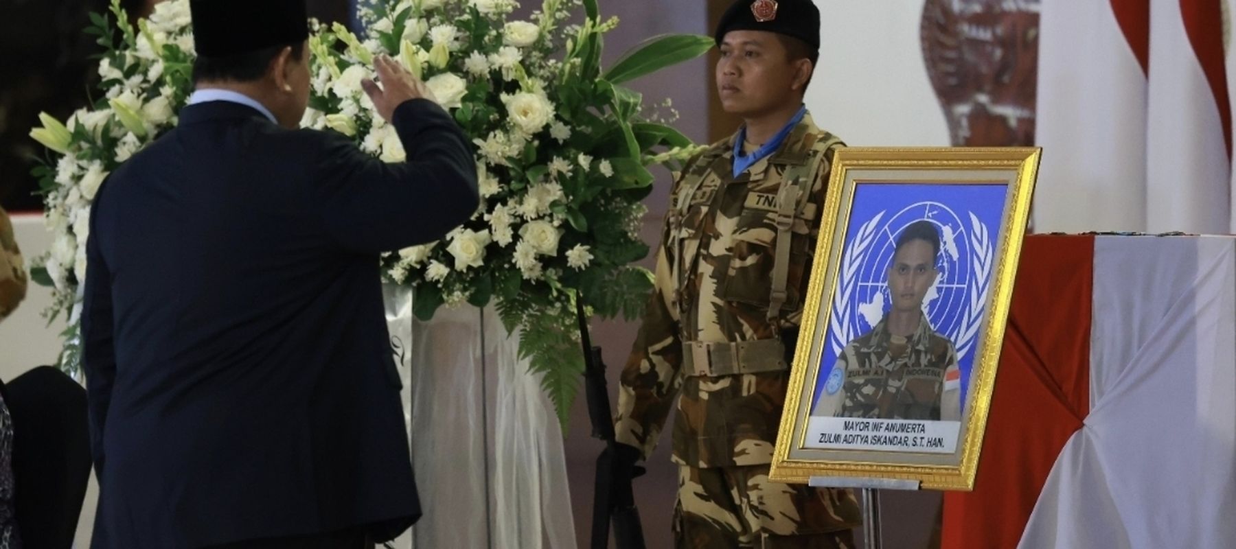 Kehadiran Presiden Republik Indonesia Prabowo Subianto menjadi sorotan saat menyambut tiga prajurit TNI yang gugur dalam misi perdamaian dunia di Lebanon.