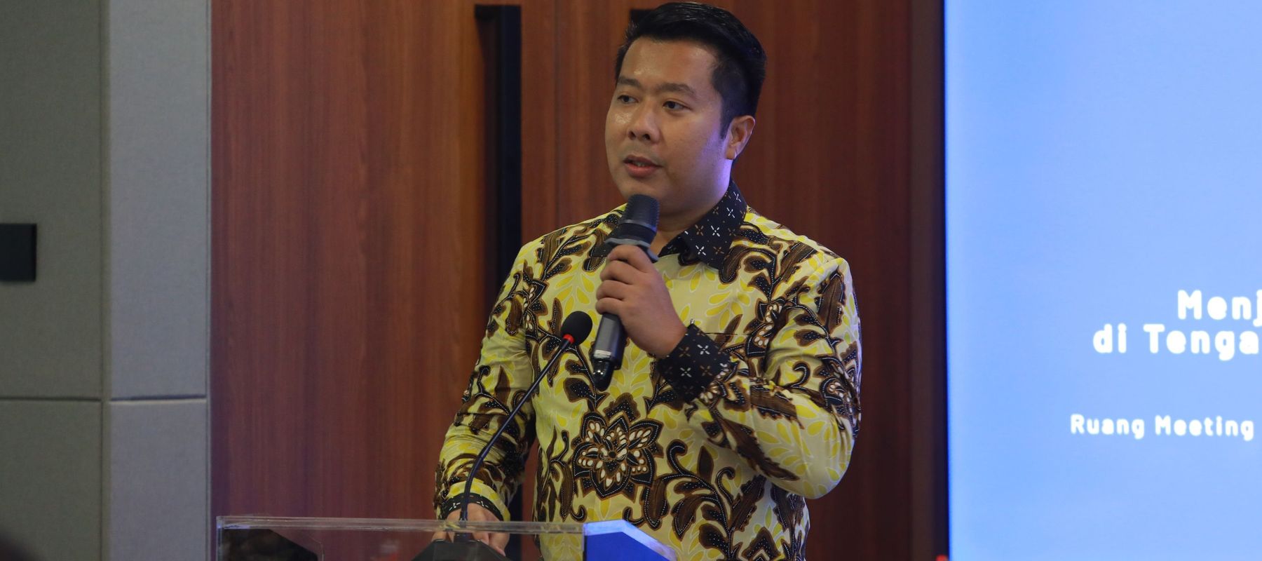 Direktur Utama Nusantara TV, Randy Tampubolon buka acara forum diskusi di NTV