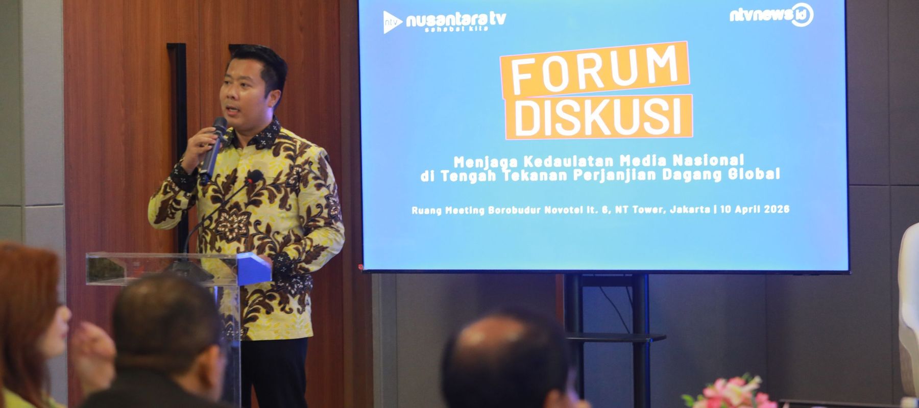 Direktur Utama Nusantara TV, Randy Tampubolon buka acara forum diskusi di NTV