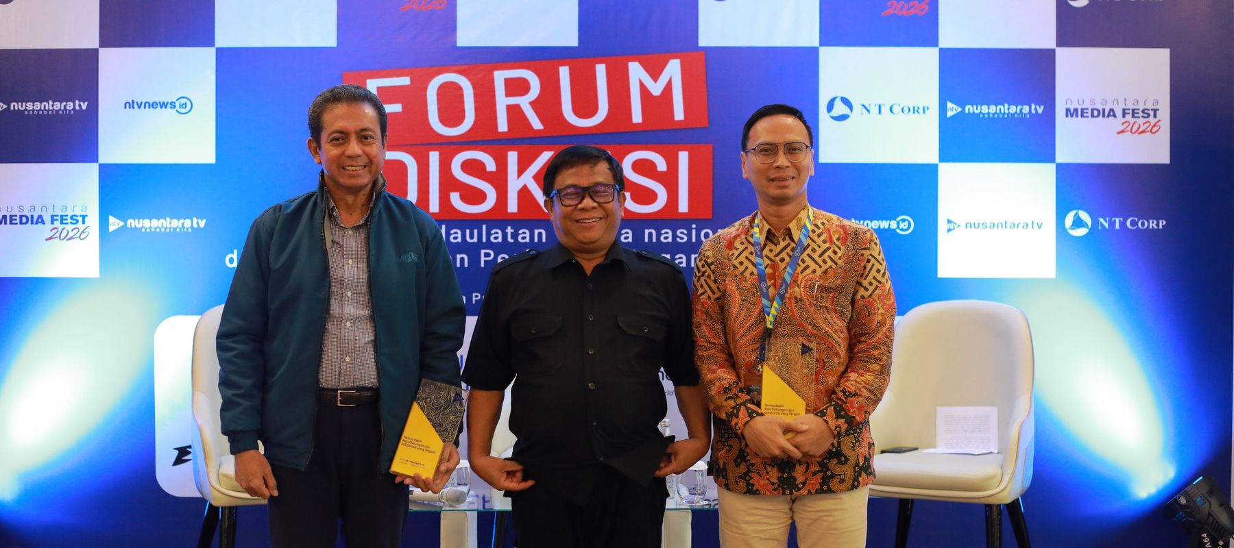 Komisi Sistem dan Teknologi Penyiaran (ATVSI), Rachmat Akbari dan Ketua Bidang Advokasi dan Regulasi Asosiasi Media Siber Indonesia (AMSI), Amrie Hakim bersama Direktur Komersial NTV Dede Apriadi di acara forum diskusi NTV