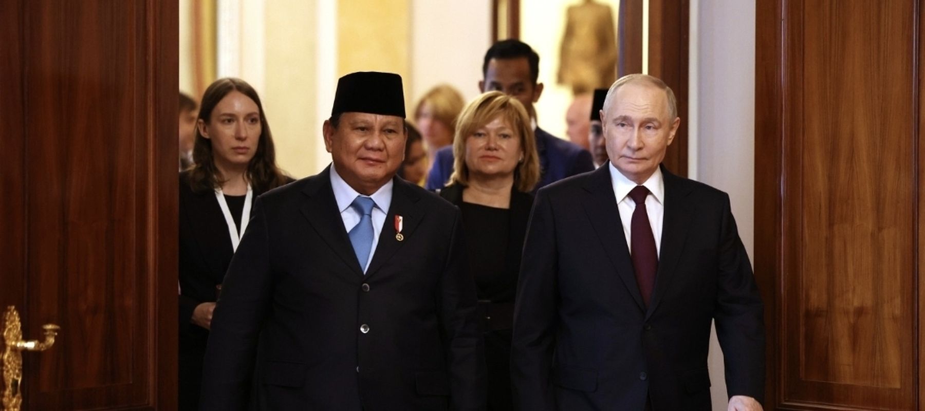 Momen hangat penuh makna. Prabowo Subianto dan Vladimir Putin menunjukkan keakraban saat perpisahan di Kremlin&mdash;simbol kuat persahabatan Indonesia&ndash;Rusia yang terus terjalin.
