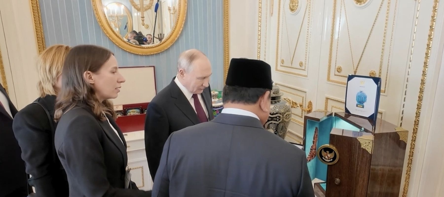 Momen hangat penuh makna. Prabowo Subianto dan Vladimir Putin menunjukkan keakraban saat perpisahan di Kremlin&mdash;simbol kuat persahabatan Indonesia&ndash;Rusia yang terus terjalin.
