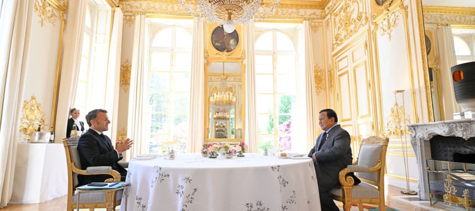 Presiden Republik Indonesia Prabowo Subianto melanjutkan rangkaian diplomasi strategisnya dengan melakukan pertemuan bersama Presiden Republik Prancis Emmanuel Macron