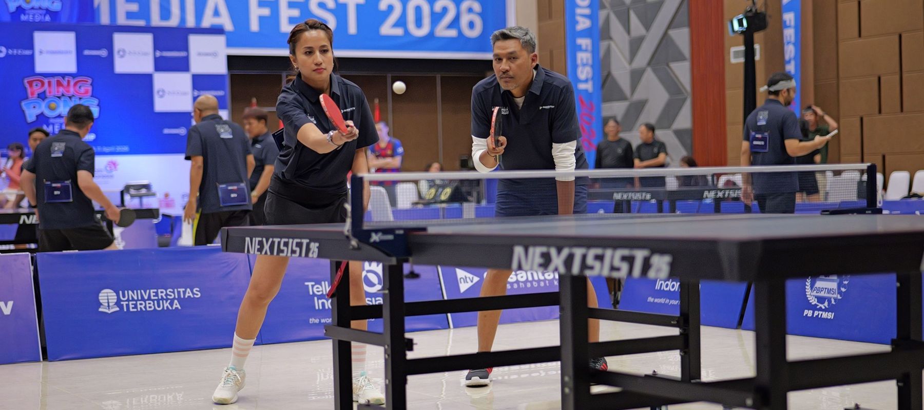Presenter Nusantara TV ikut pertandingan Ping Pong melawan media televisi nasional di acara Nusantara Media Fest