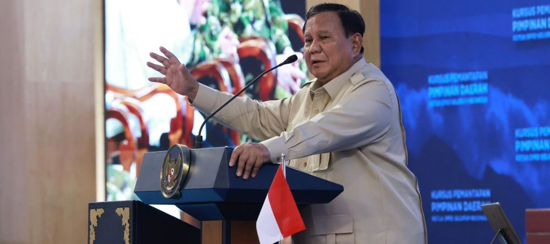 Presiden Prabowo Subianto memberikan pengarahan dalam acara Pengarahan Presiden Republik Indonesia pada Kursus Pemantapan Pimpinan Daerah bagi Ketua DPRD Seluruh Indonesia di Magelang, Jawa Tengah, Sabtu (18/4/2026). (Foto: Dok/Istimewa/Bakom RI)
