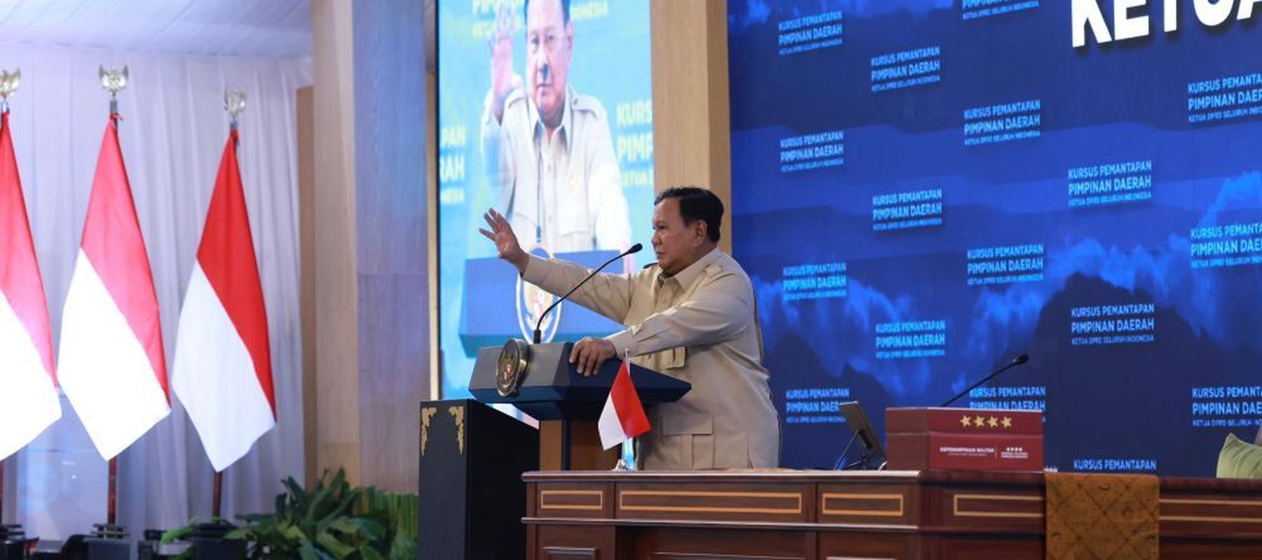 Presiden Prabowo Subianto memberikan pengarahan dalam acara Pengarahan Presiden Republik Indonesia pada Kursus Pemantapan Pimpinan Daerah bagi Ketua DPRD Seluruh Indonesia di Magelang, Jawa Tengah, Sabtu (18/4/2026). (Foto: Dok/Istimewa/Bakom RI)
