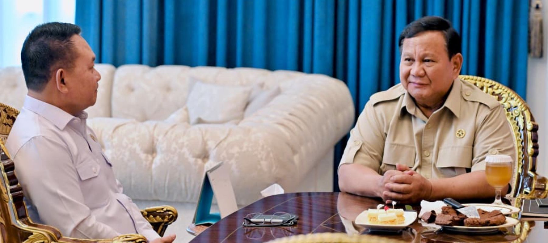 Presiden Prabowo Subianto menerima Penasihat Khusus Presiden Bidang Pertahanan Nasional Jenderal TNI (Purn) Dudung Abdurachman di Istana Merdeka