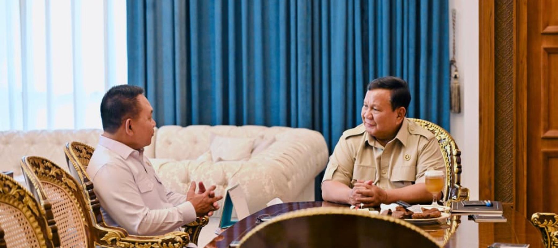 Presiden Prabowo Subianto menerima Penasihat Khusus Presiden Bidang Pertahanan Nasional Jenderal TNI (Purn) Dudung Abdurachman di Istana Merdeka