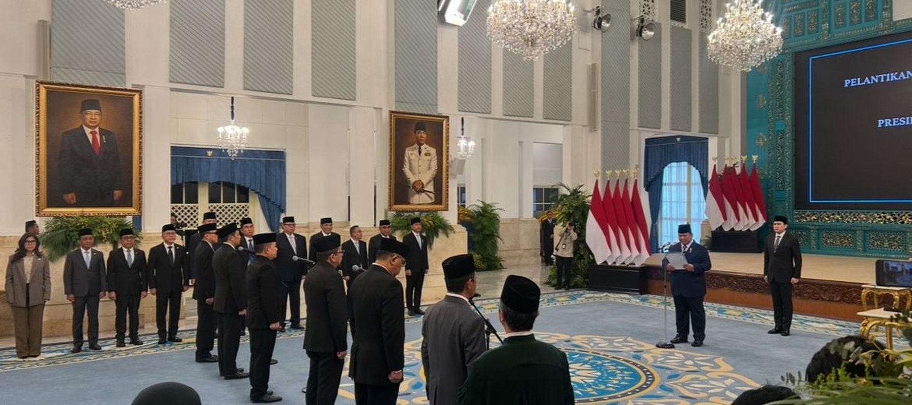 Presiden Prabowo Subianto resmi melantik sejumlah pejabat baru di lingkungan Istana Negara dalam sebuah upacara kenegaraan yang digelar pada Senin, 27 April 2026
