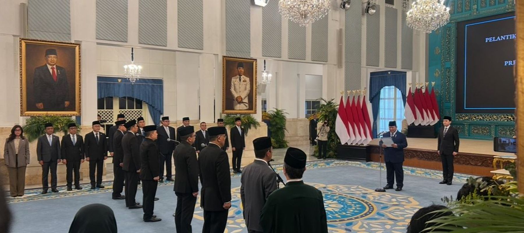 Presiden Prabowo Subianto resmi melantik sejumlah pejabat baru di lingkungan Istana Negara dalam sebuah upacara kenegaraan yang digelar pada Senin, 27 April 2026